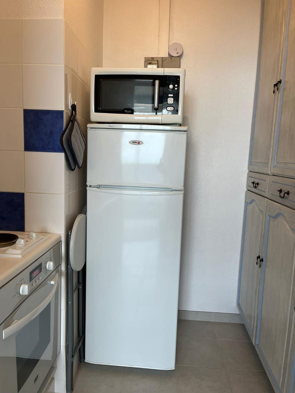 Kitchen or kitchenette, oven