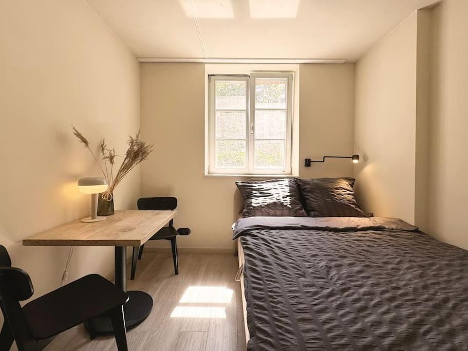 Bed, Photo of the whole room, Seating area, Bedroom