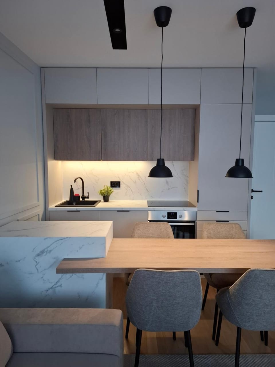 Kitchen or kitchenette, Dining area