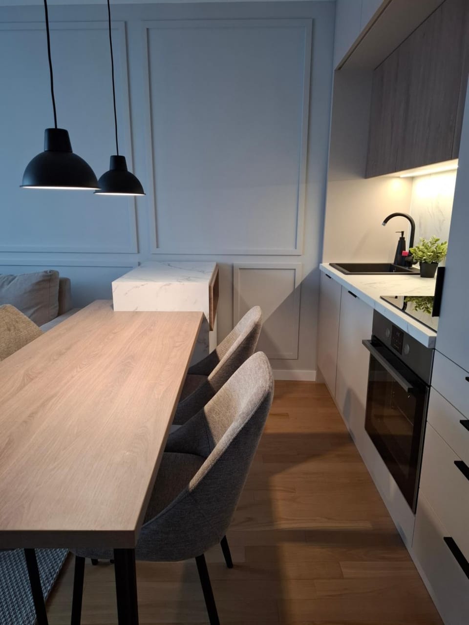 Kitchen or kitchenette, Dining area