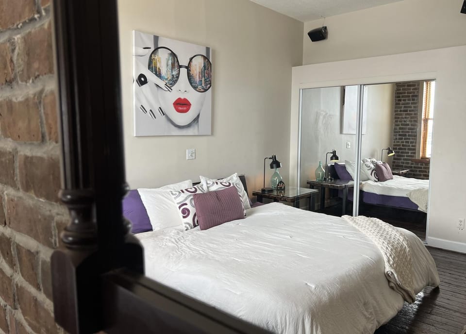 Condo On Broughton St with Elevator and Reserved Parking Apartment in Savannah
