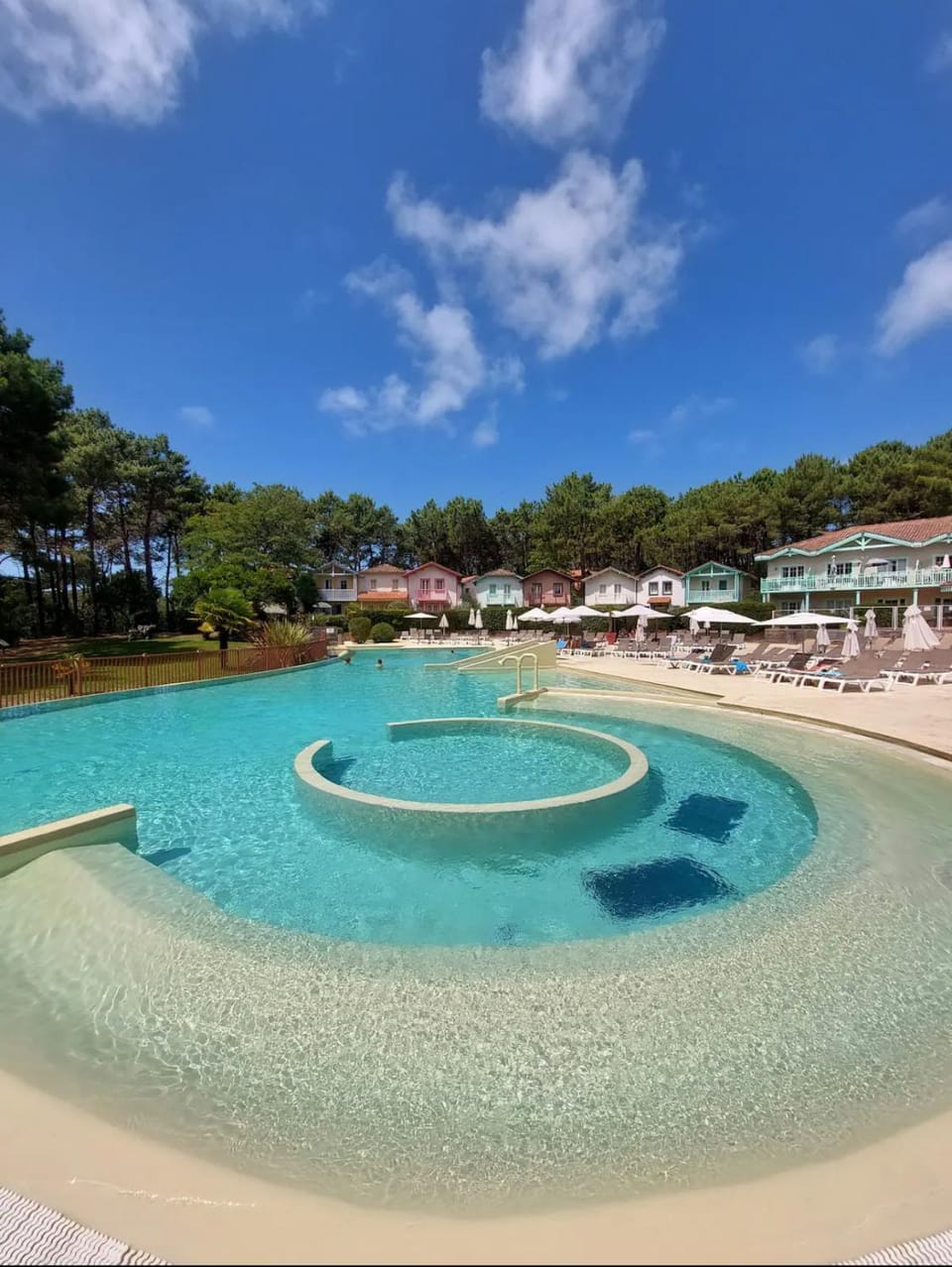 Swimming pool, sunbed