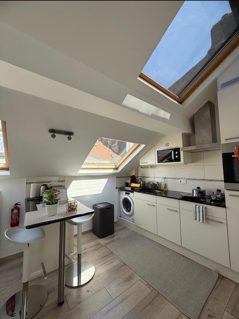 Coffee/tea facilities, Kitchen or kitchenette, Dining area, oven, stove, toaster, washing machine