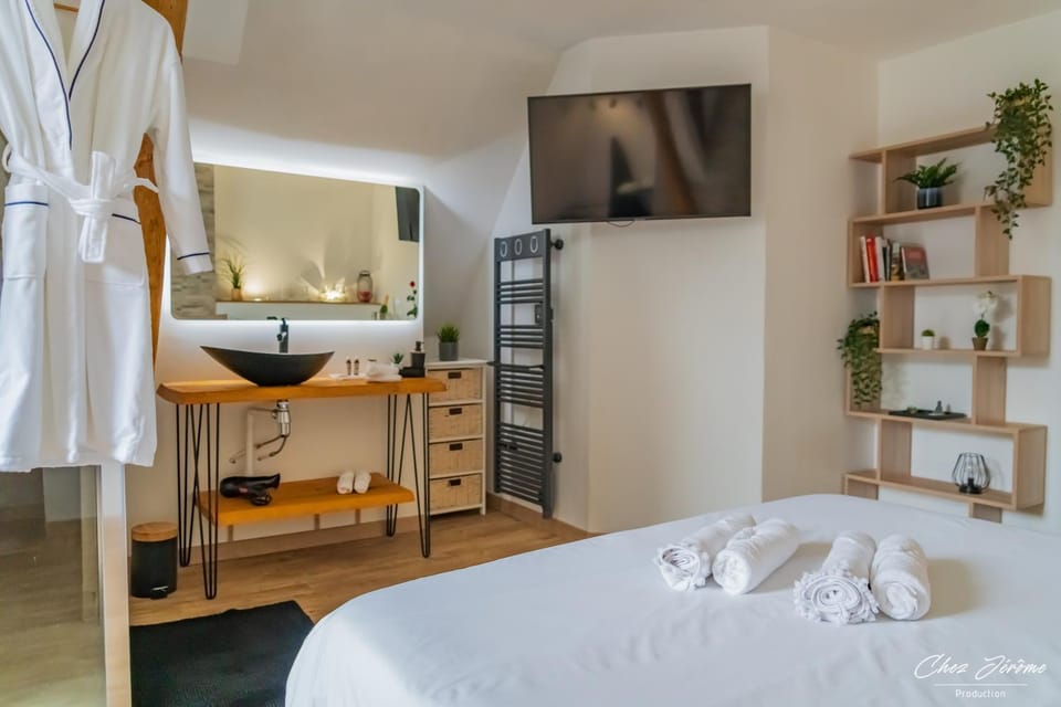 Photo of the whole room, Bedroom, towels