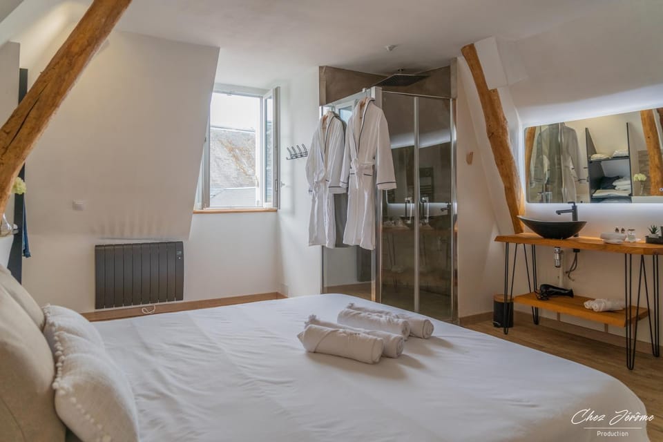 Bed, Bathroom, Photo of the whole room, Bedroom, towels