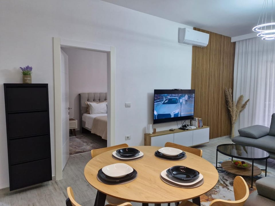 TV and multimedia, Living room, Seating area, Dining area, air conditioner