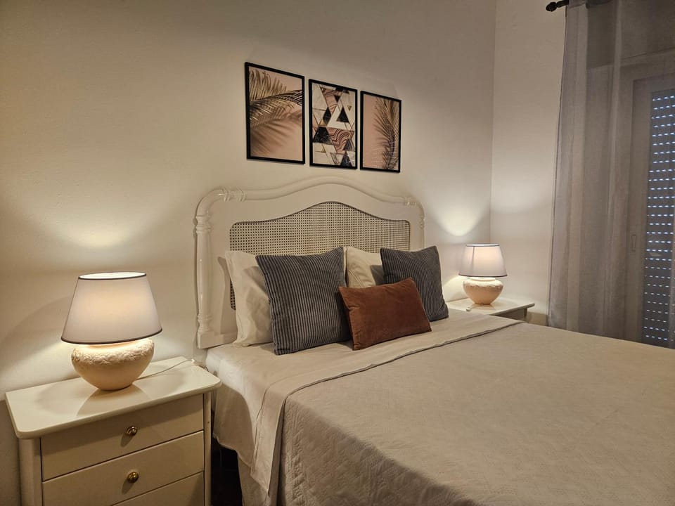 Bed, TV and multimedia, Photo of the whole room, Bedroom, Quiet street view, flat iron, furniture, heating, internet, towels, wardrobe, air conditioner, air conditioner