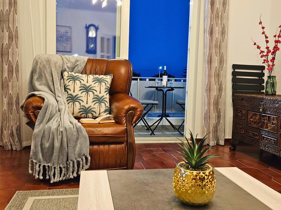 Communal lounge/ TV room, TV and multimedia, Balcony/Terrace, Living room, Seating area, internet, air conditioner