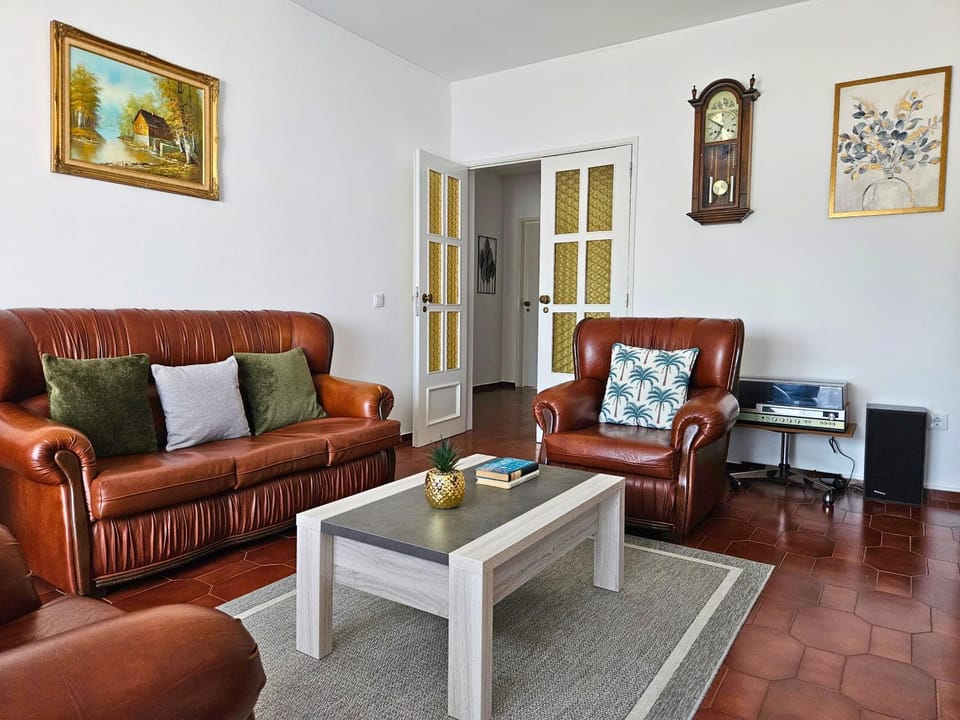 Communal lounge/ TV room, TV and multimedia, Balcony/Terrace, Living room, Seating area, Mountain view, Entertainment, Family, Quiet street view, heating, air conditioner