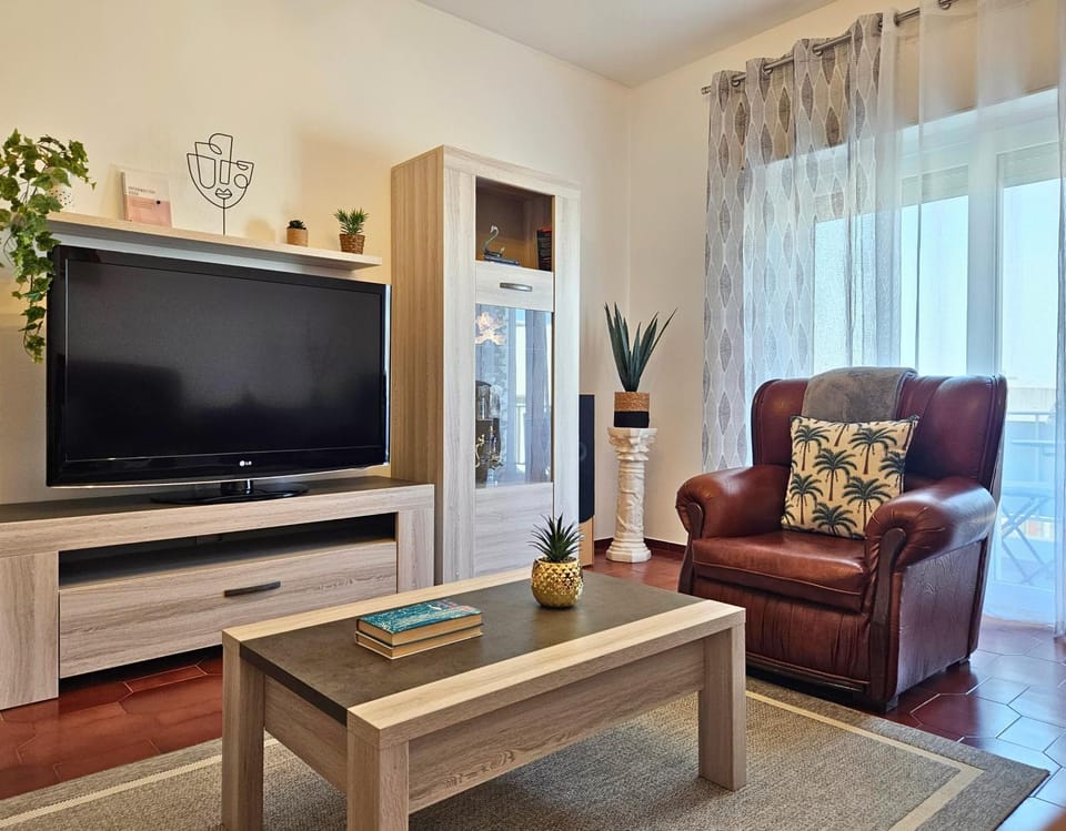 Communal lounge/ TV room, Winter, TV and multimedia, Living room, Seating area, Evening entertainment, City view, Quiet street view, internet, air conditioner