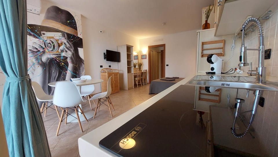 Kitchen or kitchenette, Living room, Seating area, Dining area