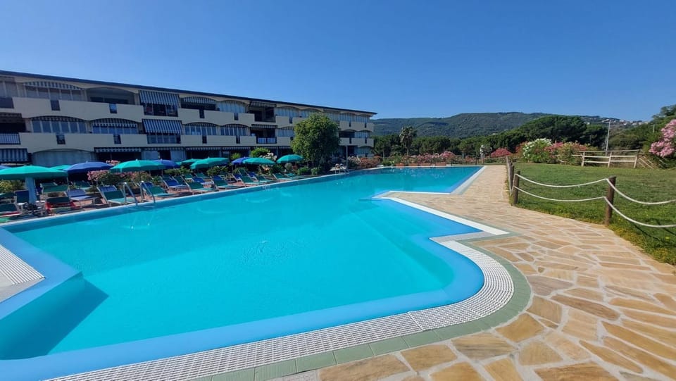 Property building, Spring, Day, Natural landscape, Pool view, Swimming pool, sunbed