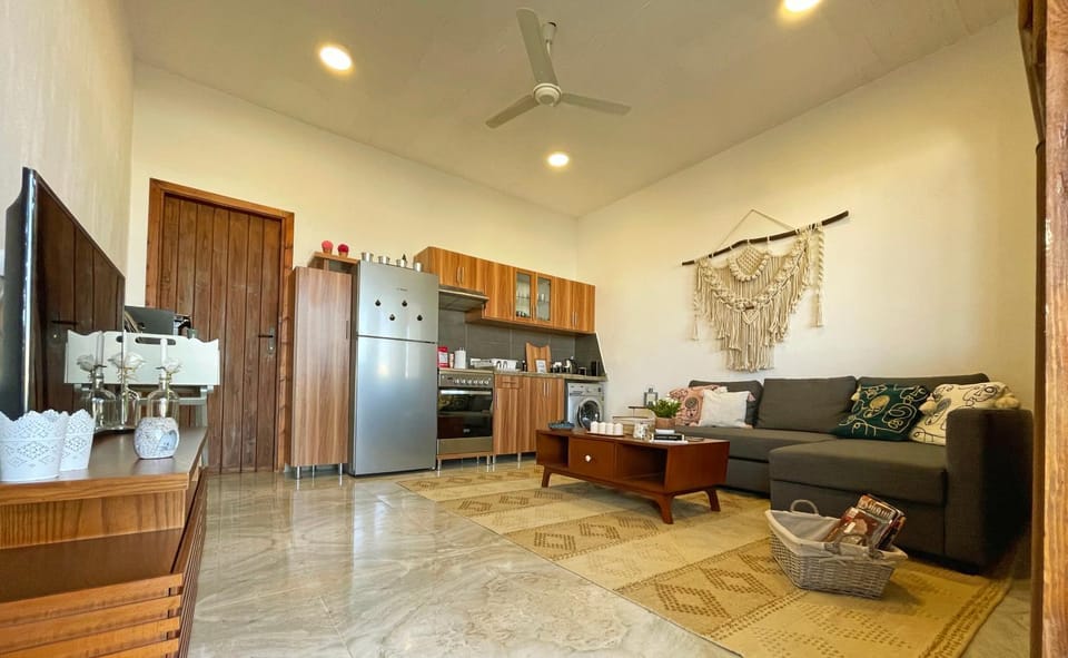 Kitchen or kitchenette, Living room, Seating area, oven, pet friendly, stove