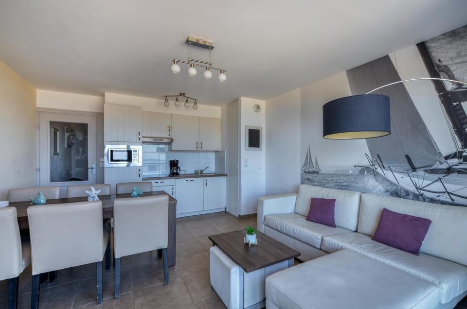 Kitchen or kitchenette, Living room, Seating area, Dining area, Communal kitchen