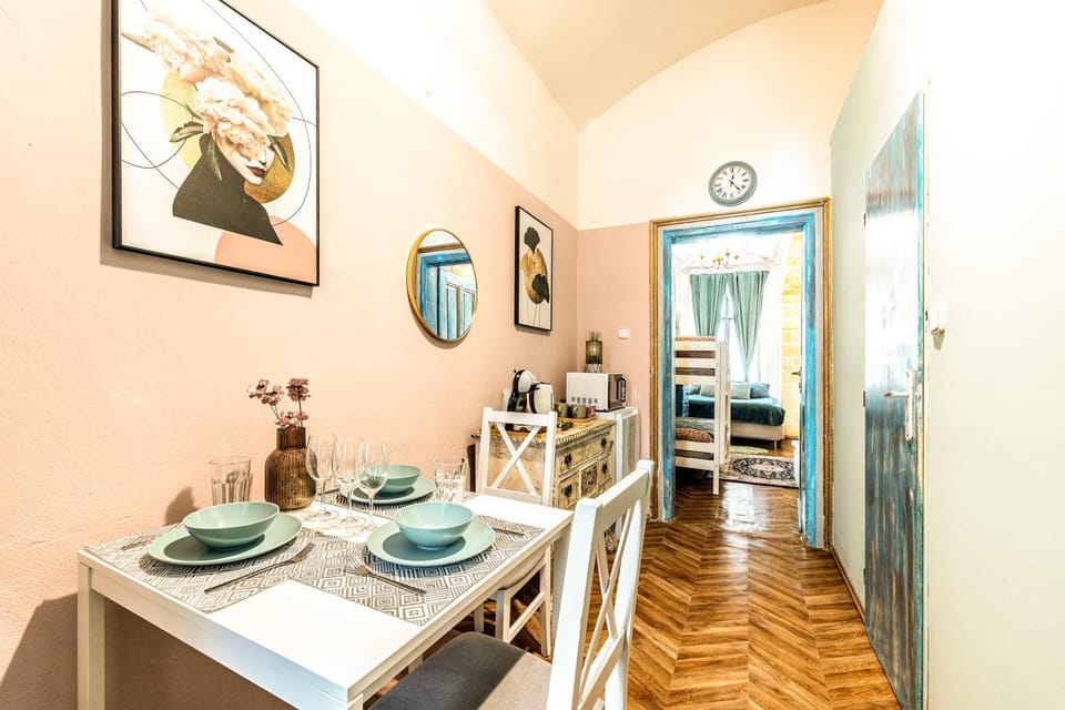 Kitchen or kitchenette, Seating area, Dining area