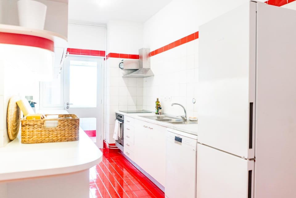 Kitchen or kitchenette, dishwasher, minibar, oven, stove