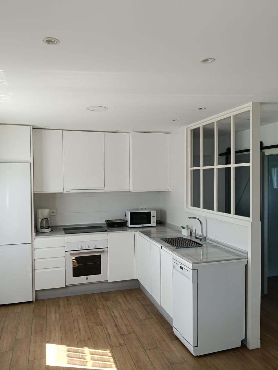 Kitchen or kitchenette, dishwasher