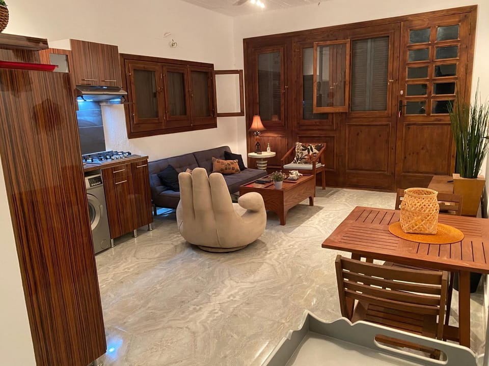 TV and multimedia, Kitchen or kitchenette, Living room, Seating area, Dining area