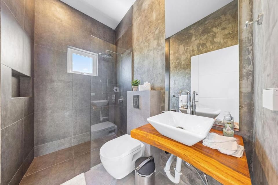 5 min Eagle Beach New Luxury 1BR w Pool & BBQ Apartment in Noord