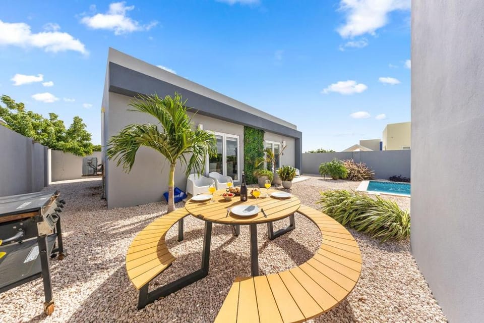 New Luxury 1BR w Pool & BBQ5MIN to Eagle Beach Apartment in Noord