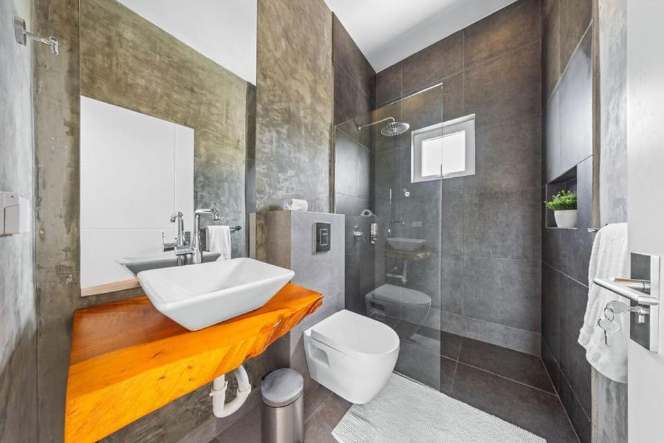 New Luxury 1BR w Pool & BBQ5MIN to Eagle Beach Apartment in Noord