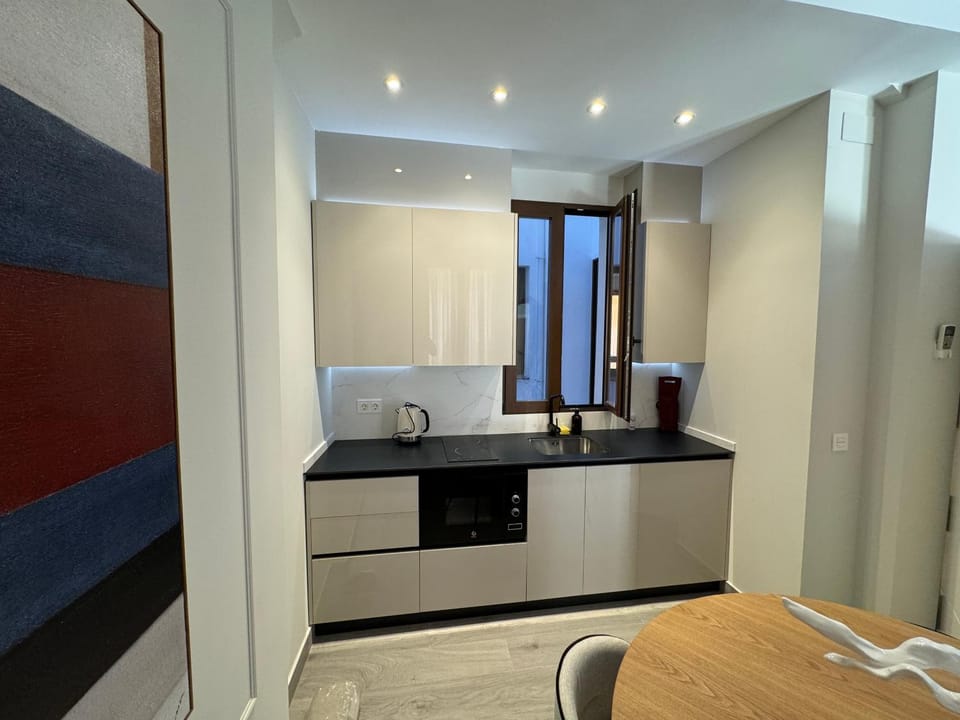 Kitchen or kitchenette, Dining area
