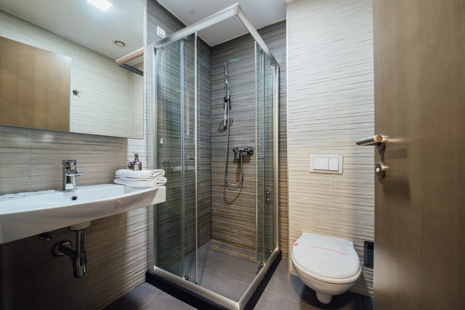 Shower, Toilet, Bathroom, towels