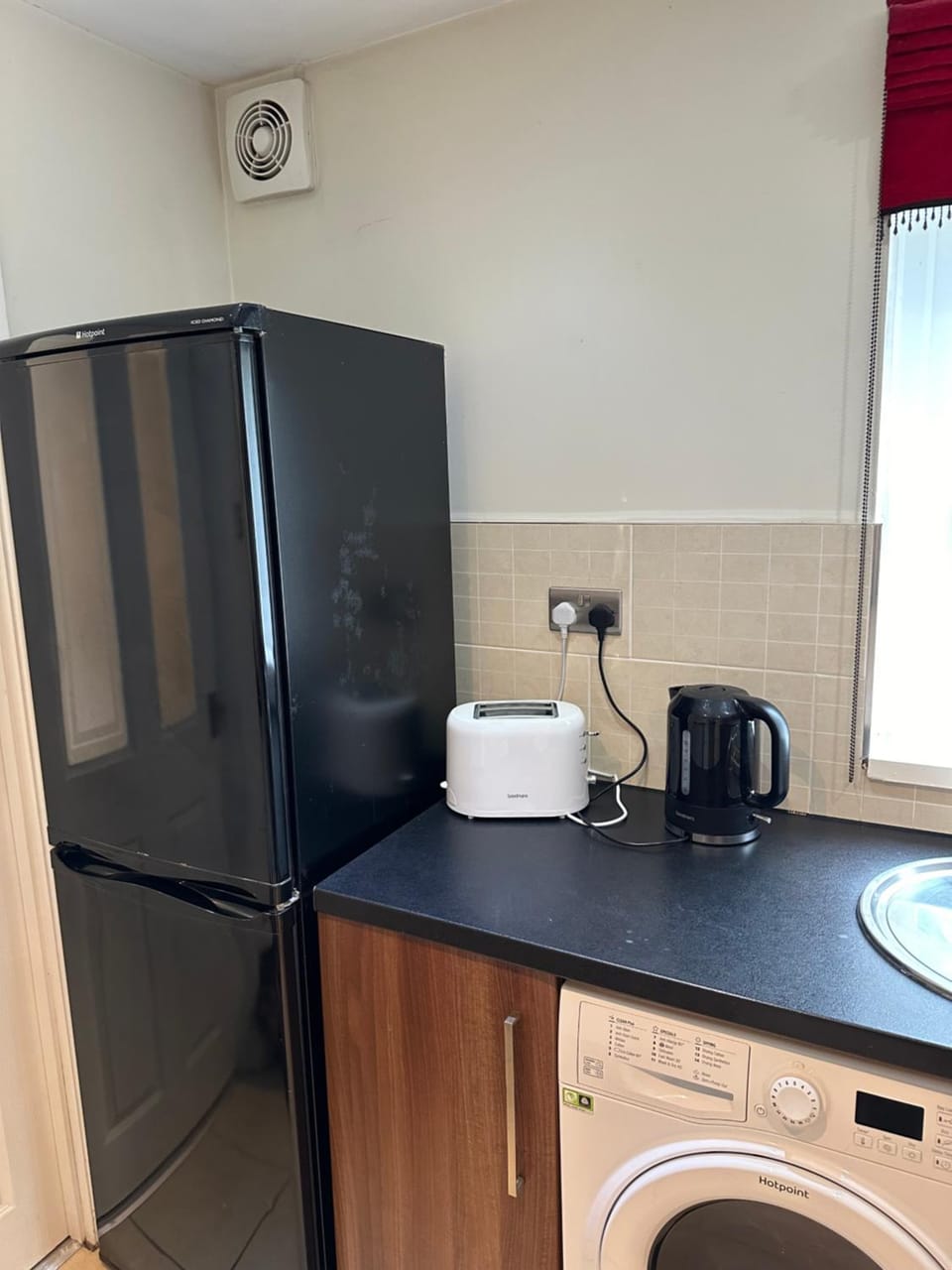 Kitchen or kitchenette, toaster, washing machine