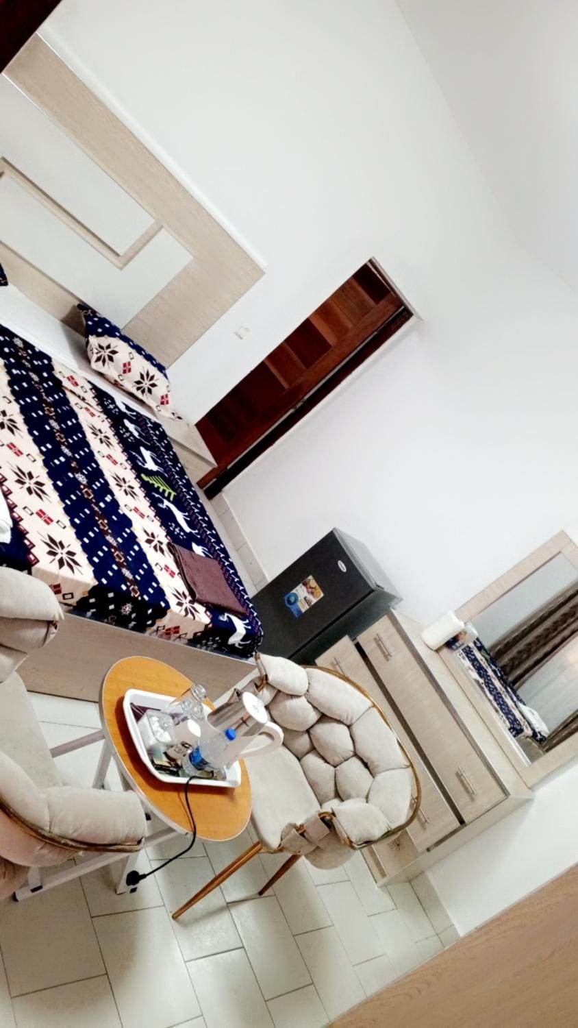 Bed, TV and multimedia, Kitchen or kitchenette, Living room, Photo of the whole room, Seating area, Dining area, Bedroom