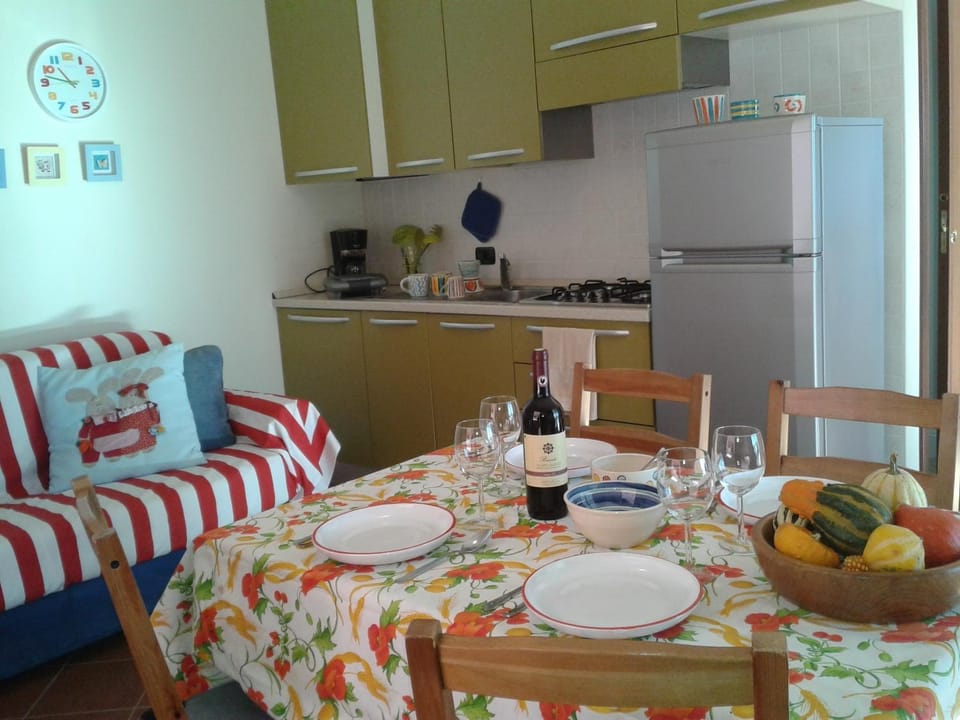 Kitchen or kitchenette, Living room, Dining area