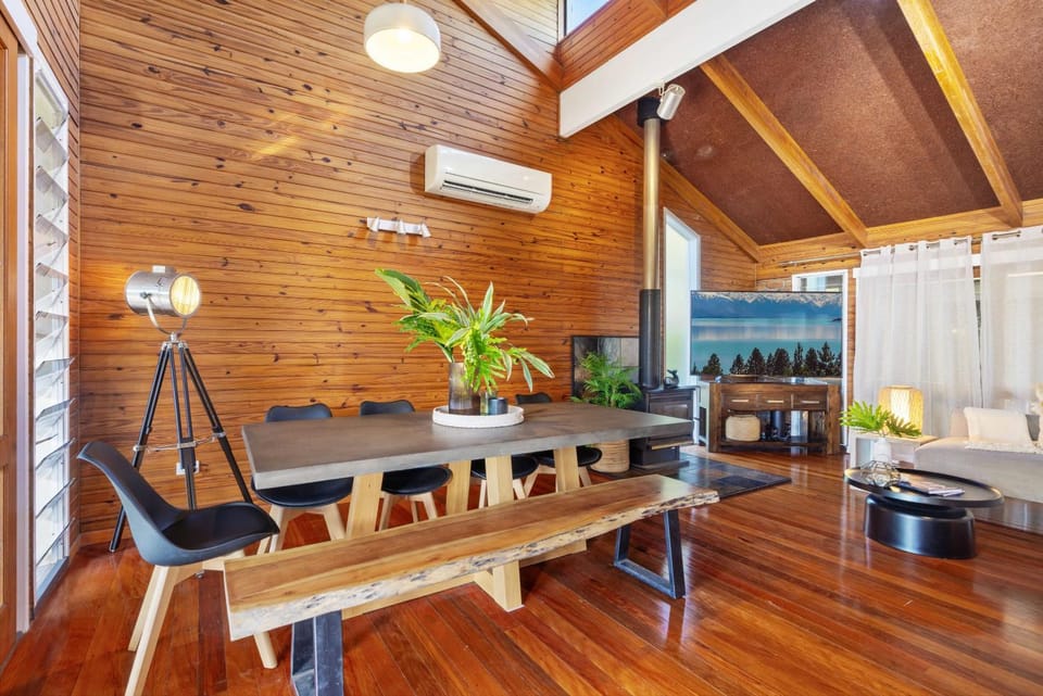 TV and multimedia, Living room, Seating area, Dining area, fireplace, air conditioner