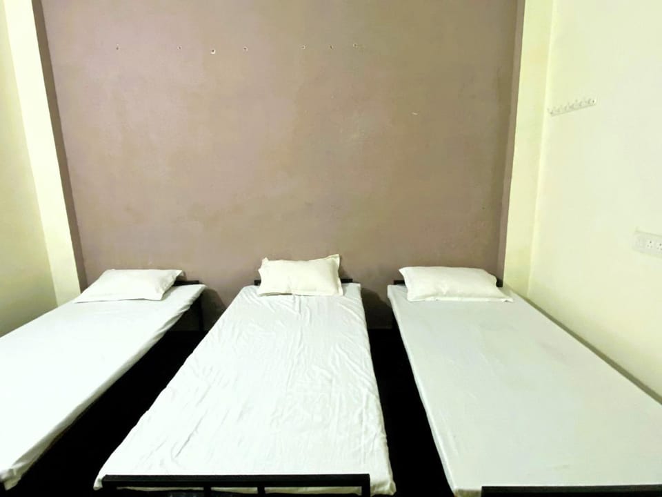Property building, Bedroom, room service