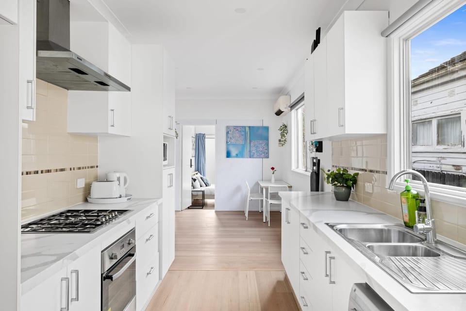 Elegant Double Room at Botany - Mins to Airport - Shared Bathroom Bed and Breakfast in Mascot