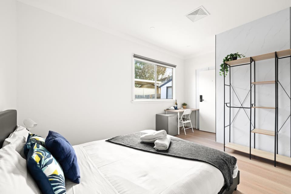 Elegant Queen Room at Botany - Nearby Airport - Shared Bathroom Bed and Breakfast in Mascot