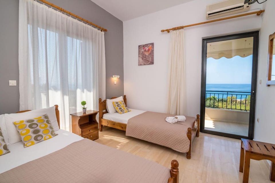 Bed, Natural landscape, View (from property/room), Balcony/Terrace, Photo of the whole room, Bedroom, Sea view, towels, air conditioner
