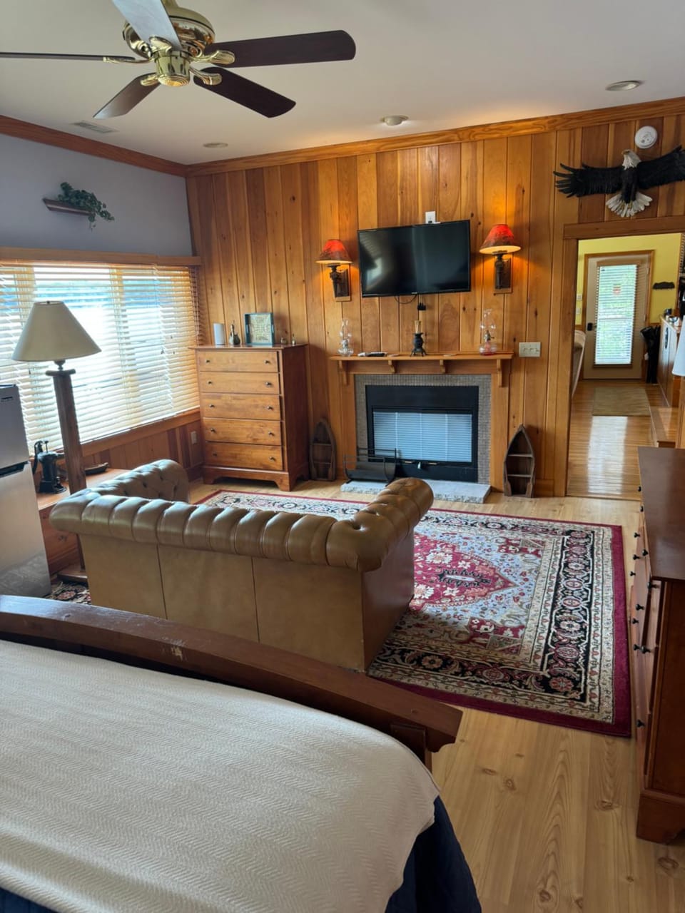Photo of the whole room, Bedroom