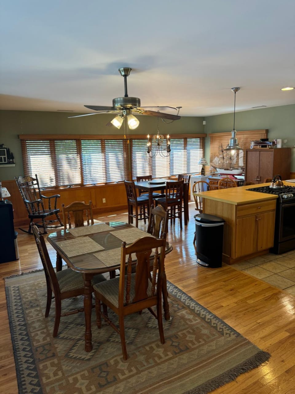 Kitchen or kitchenette, Living room, Seating area, Dining area