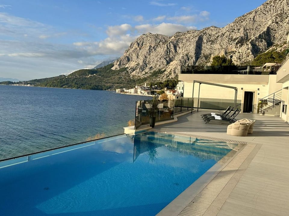 Mountain view, Pool view, Swimming pool