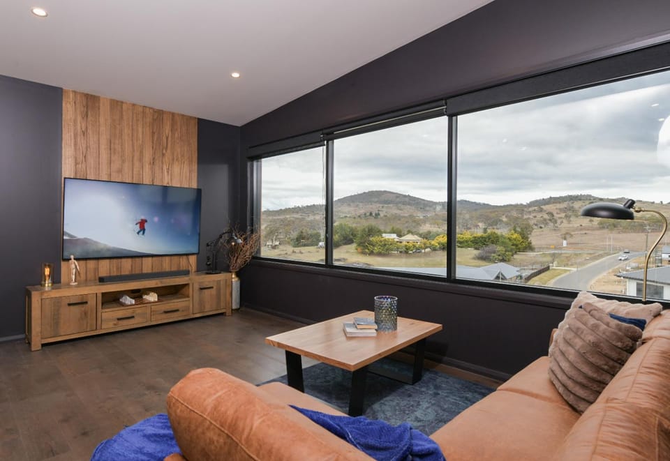 Communal lounge/ TV room, Natural landscape, TV and multimedia, Living room, Seating area, Evening entertainment, Mountain view