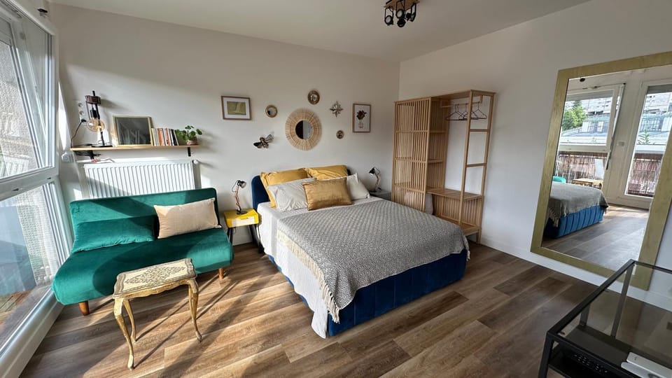 Bed, TV and multimedia, Living room, Photo of the whole room, Seating area, Bedroom