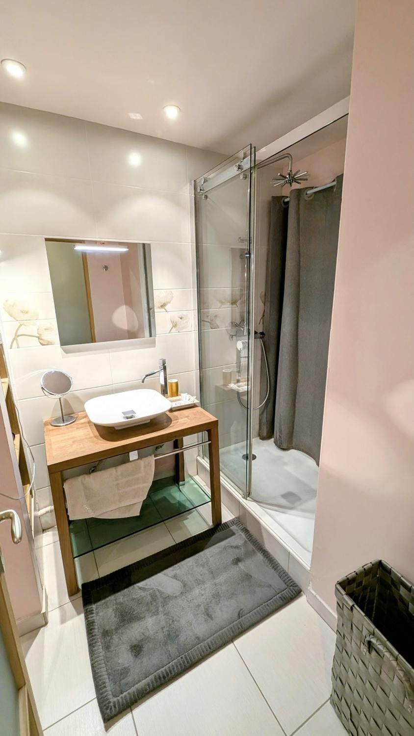 Shower, Bathroom, towels