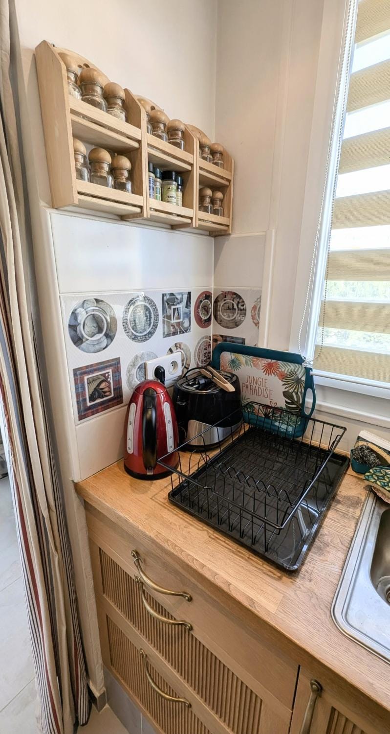 Coffee/tea facilities, Kitchen or kitchenette, stove