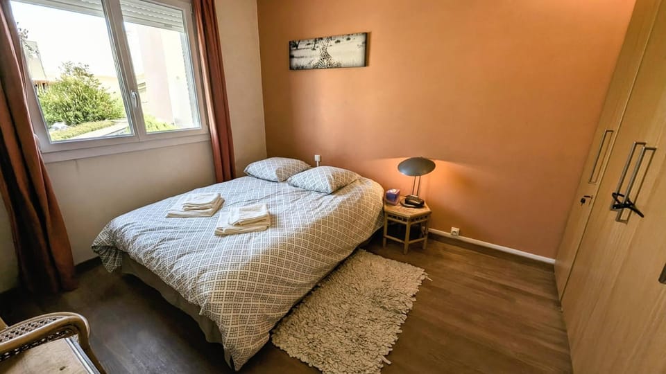 Bed, Bedroom, towels, wardrobe