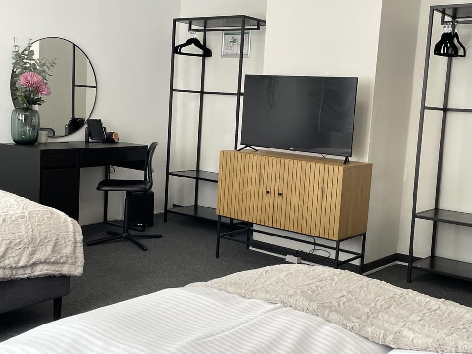 Bed, TV and multimedia, Photo of the whole room, Bedroom