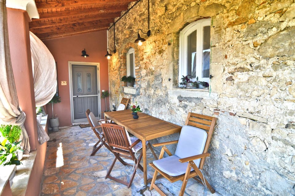Patio, Facade/entrance, Day, Balcony/Terrace, Dining area