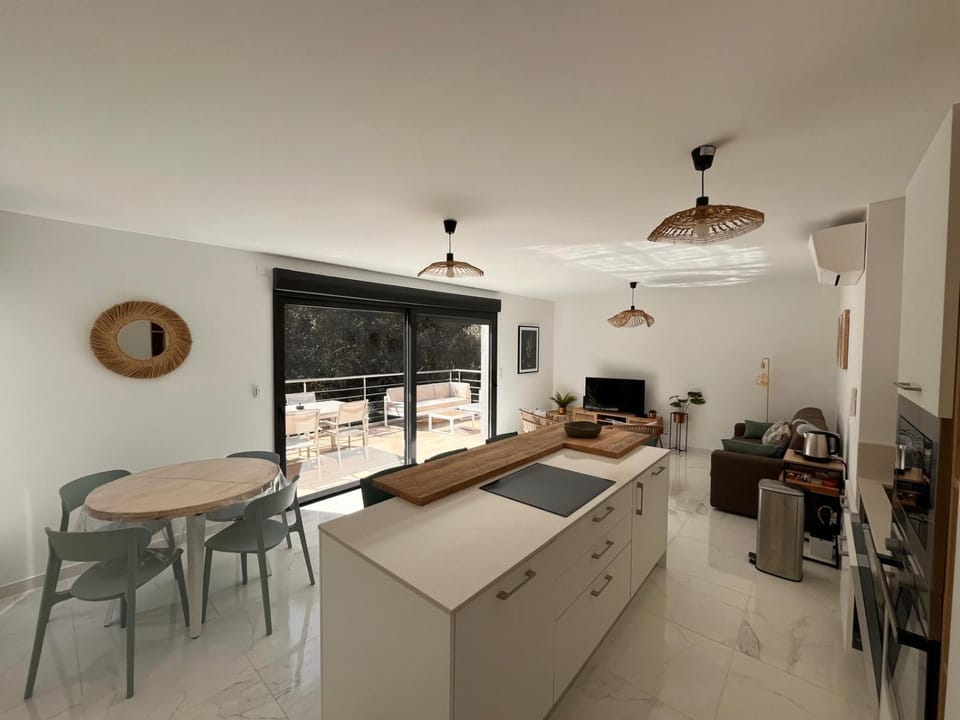 Kitchen or kitchenette, Dining area, stove