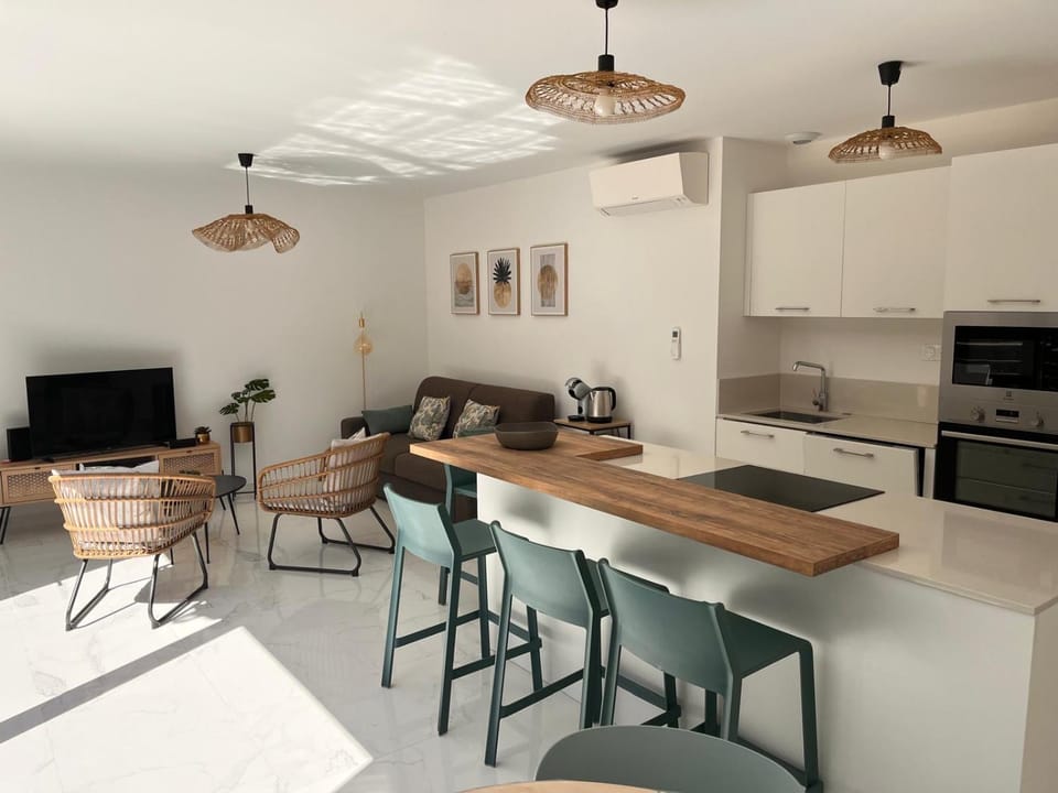 TV and multimedia, Living room, Dining area, oven, stove