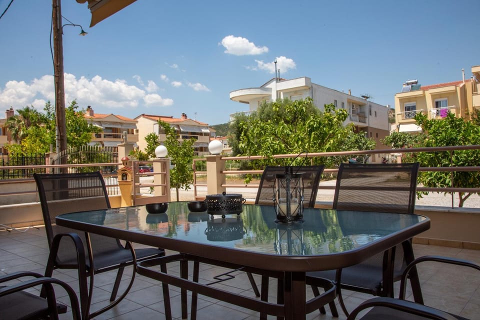 Property building, Day, Balcony/Terrace