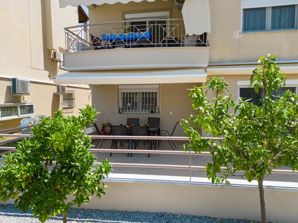 Property building, Day, Balcony/Terrace