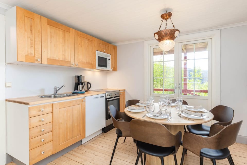 Kitchen or kitchenette, Dining area